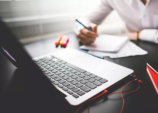 求實(shí)創(chuàng)新，超越客戶滿意；誠信立業(yè)，成功來自團(tuán)隊(duì)